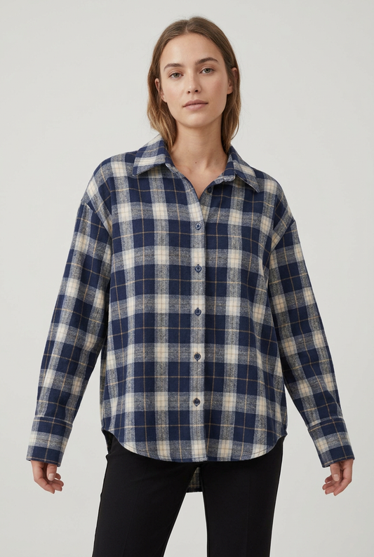 Camicia Borgo Check blu indossata in posa dinamica