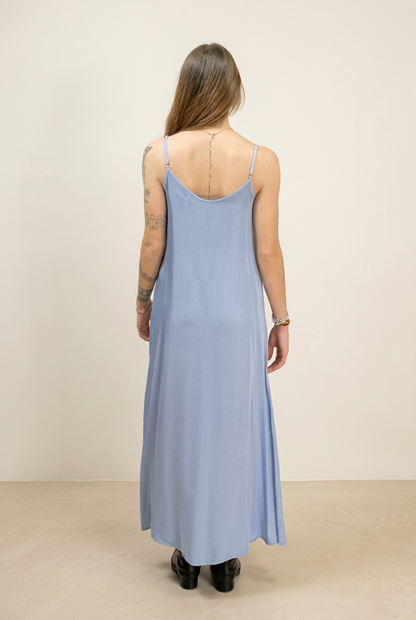 Vestito Dorotea azzurro posteriore in studio