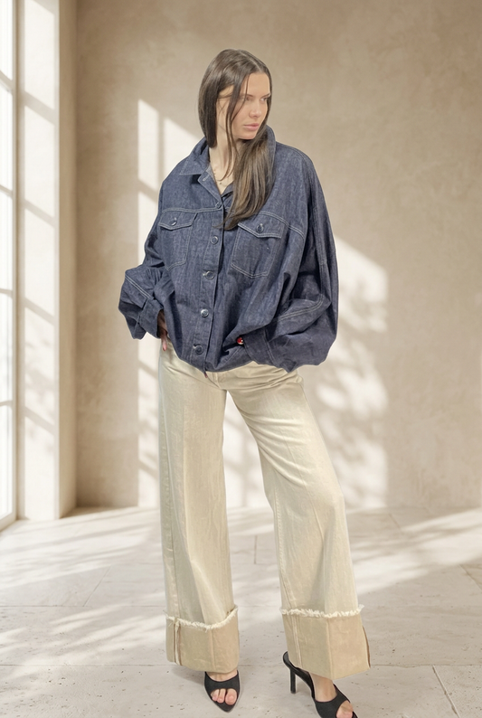 Giubbino 411 indossato con pantaloni chiari, figura intera in studio color sabbia