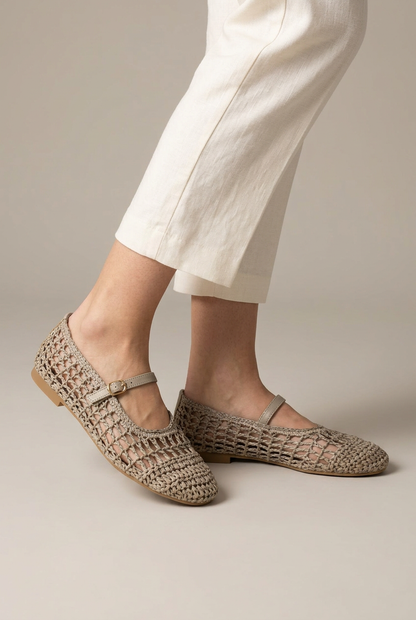 Scarpa 1375 indossata con pantaloni panna