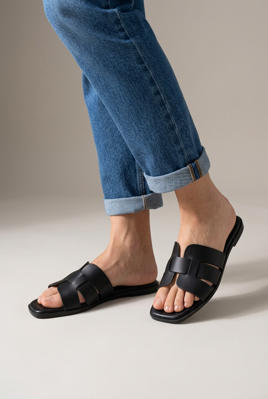 Ciabatta 4221 nera indossata con jeans