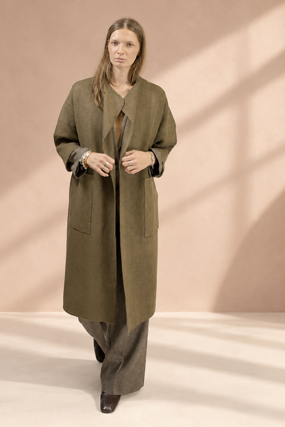 Cappotto Koh verde oliva, vista frontale su sfondo rosa argilla