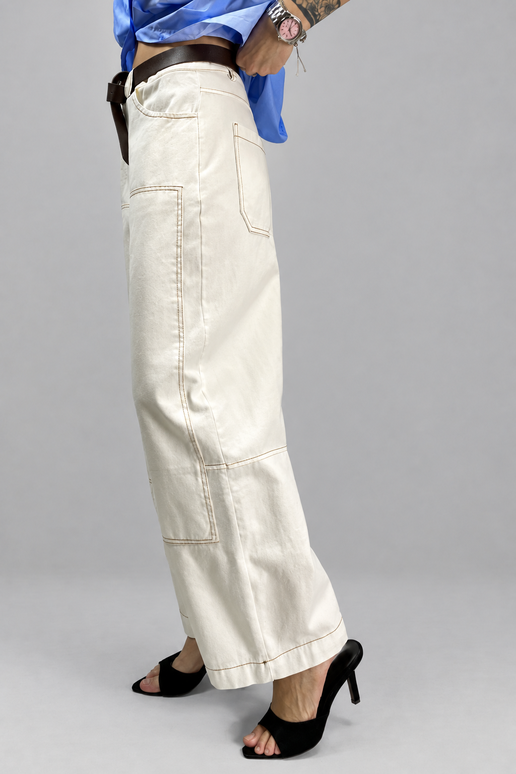 Jeans bianchi Susy Mix, vista laterale su sfondo grigio chiaro