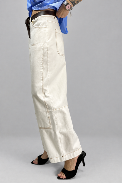 Jeans bianchi Susy Mix, vista laterale su sfondo grigio chiaro