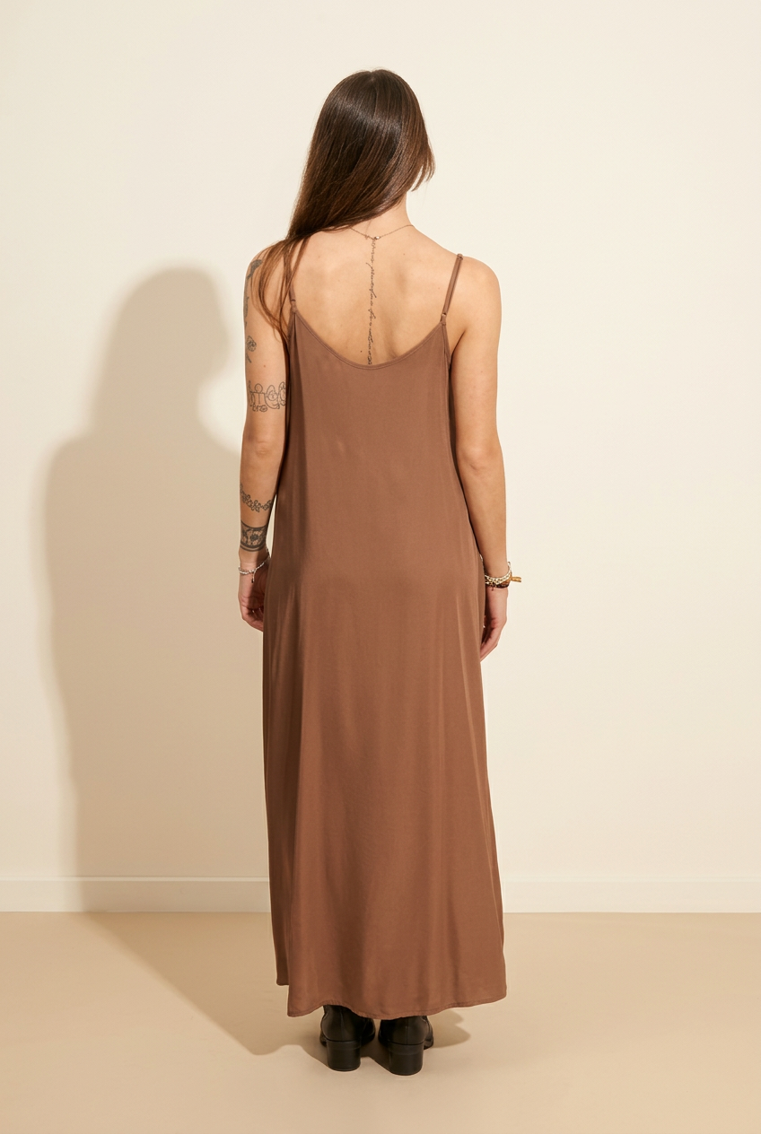 Vestito Dorotea marrone posteriore in studio