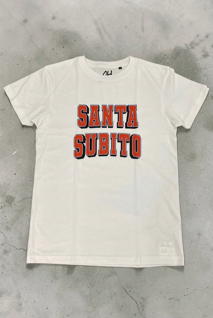 T-shirt bianca con scritta rossa Santa Subito, foto con pieghe ritoccate