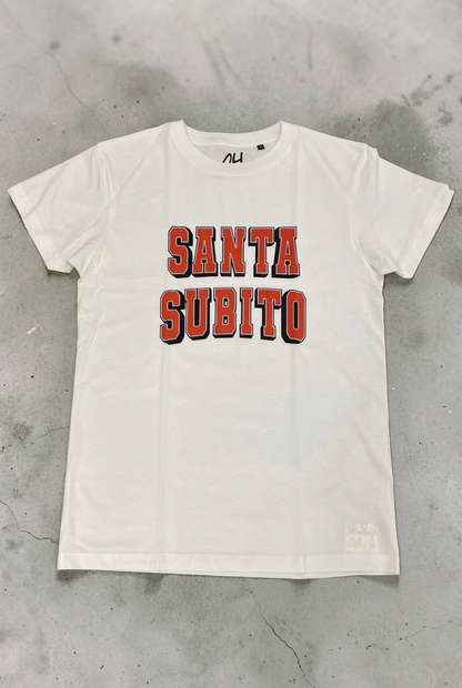 T-shirt bianca con scritta rossa Santa Subito, foto con pieghe ritoccate