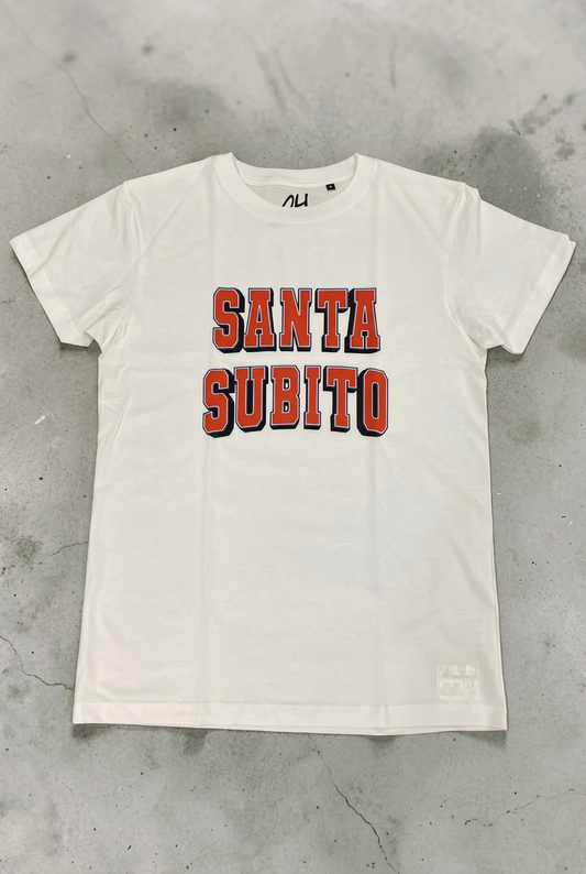 T-shirt bianca con scritta rossa Santa Subito, foto con pieghe ritoccate