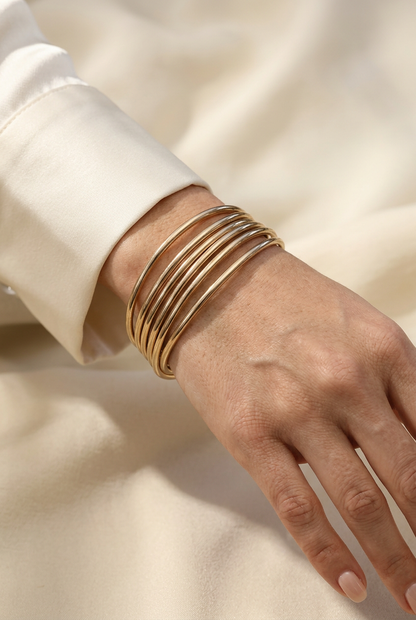 Bracciale Circle indossato al polso della modella