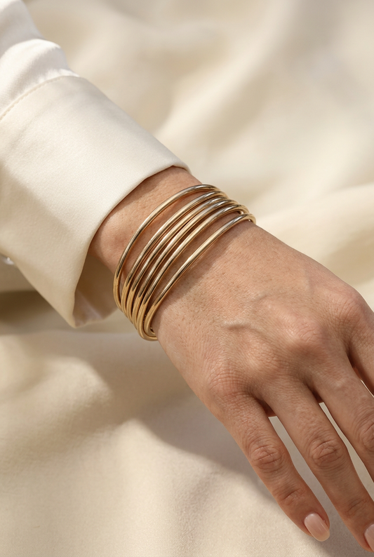 Bracciale Circle indossato al polso della modella
