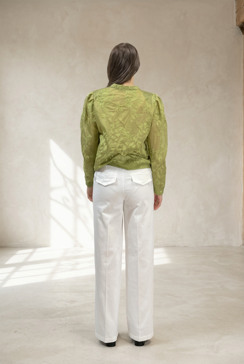 Pantalone Alba bianco indossato, vista posteriore in studio luminoso
