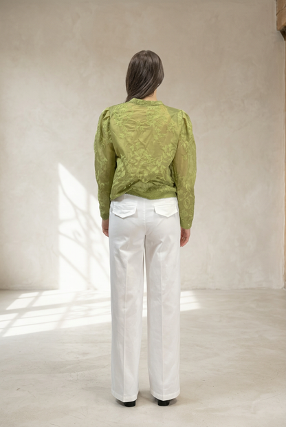Pantalone Alba bianco indossato, vista posteriore in studio luminoso