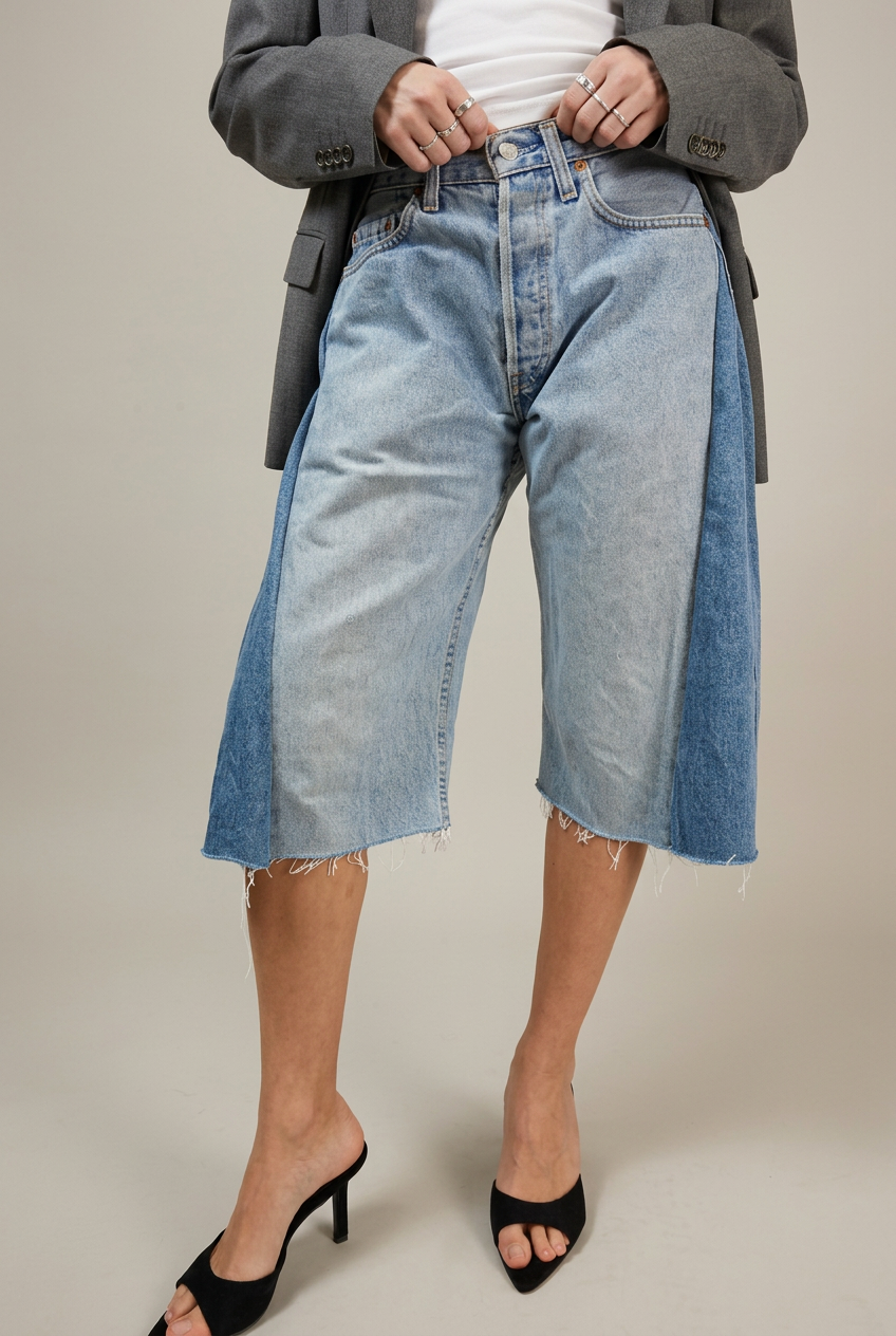 Bermuda Levi’s 2.8 in denim chiaro con inserti laterali scuri, vista frontale in studio