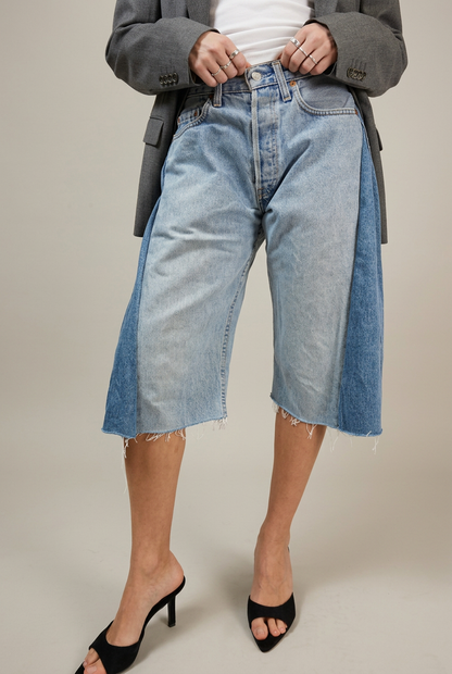 Bermuda Levi’s 2.8 in denim chiaro con inserti laterali scuri, vista frontale in studio