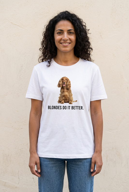 Modella con T-shirt bianca a taglio dritto e stampa di un cocker dorato