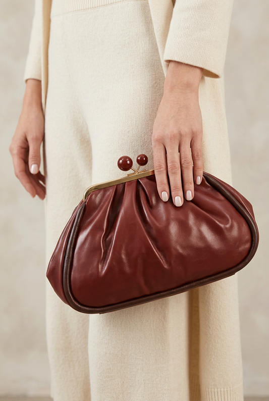 Borsa Sofia bordò portata a mano dalla modella, in primo piano