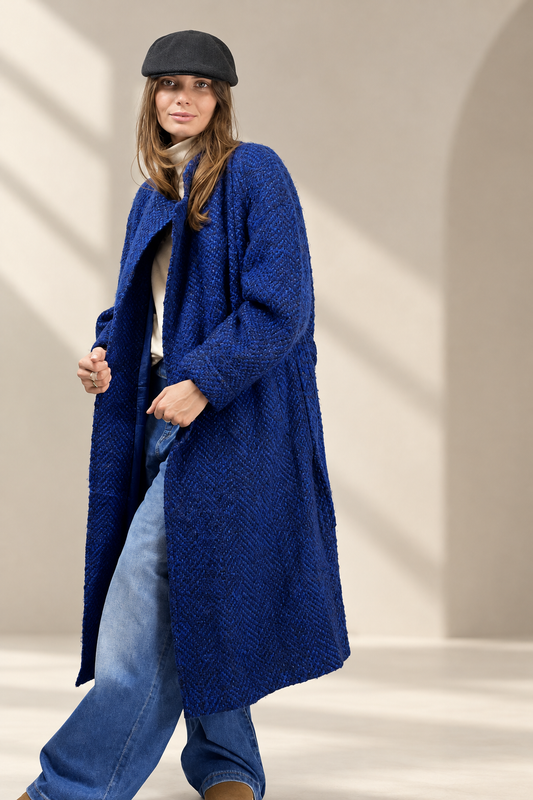 Cappotto Vintage blu su sfondo greige da studio