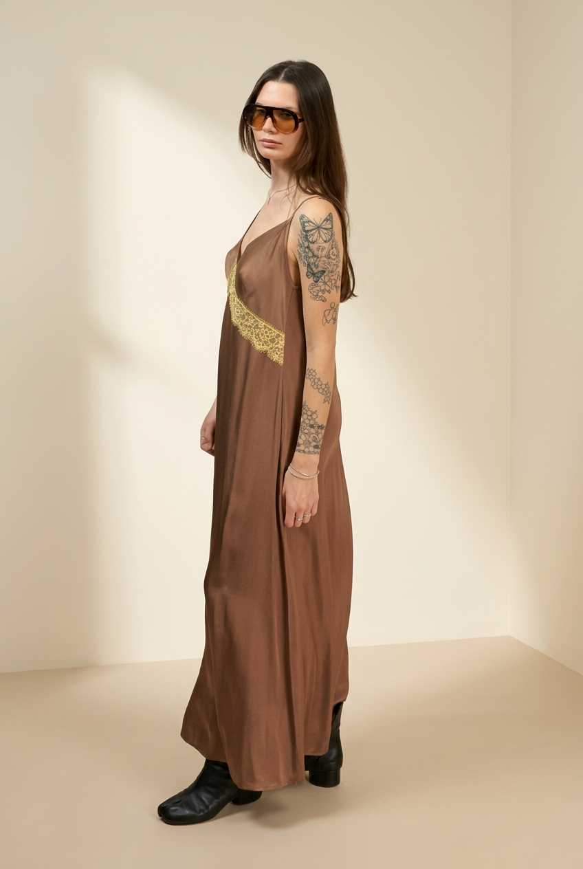 Vestito Dorotea marrone laterale in studio