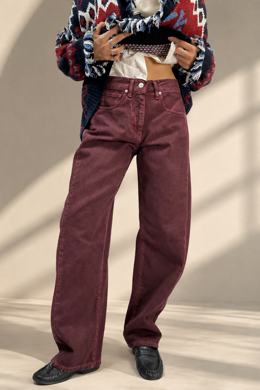 Jeans Barolo bordeaux, vista frontale su sfondo da studio greige