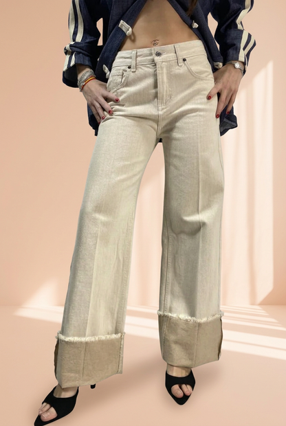 Jeans 675 vista frontale su sfondo pesca chiaro