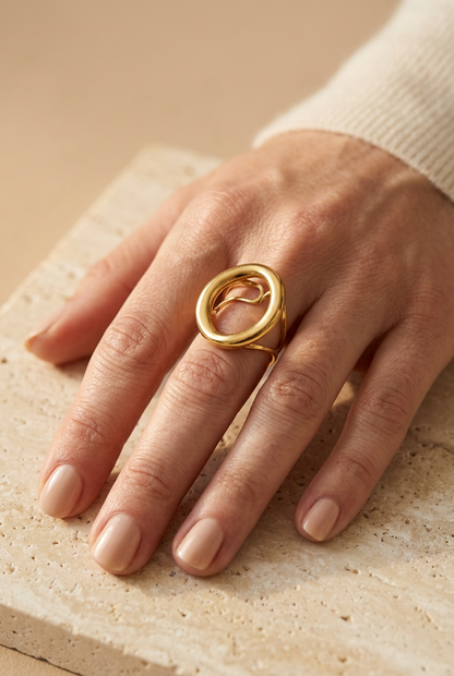 Anello ovale aperto indossato