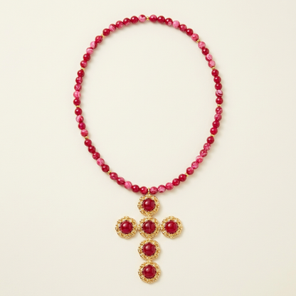 Collana Croce Barocca rosso rubino con dettagli color oro su fondo avorio
