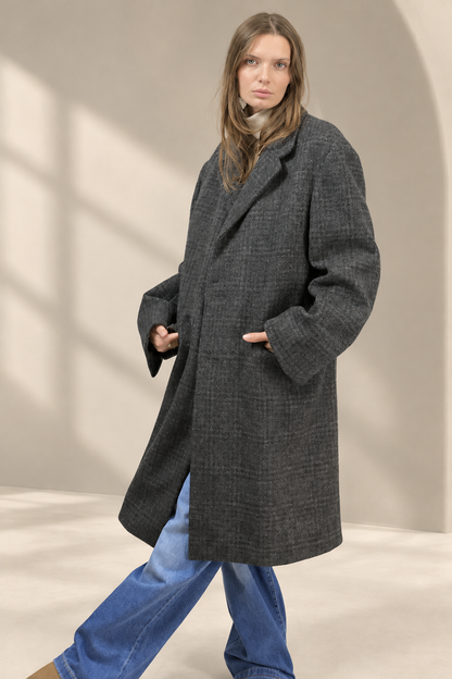 Cappotto Vintage grigio a fantasia su sfondo greige da studio