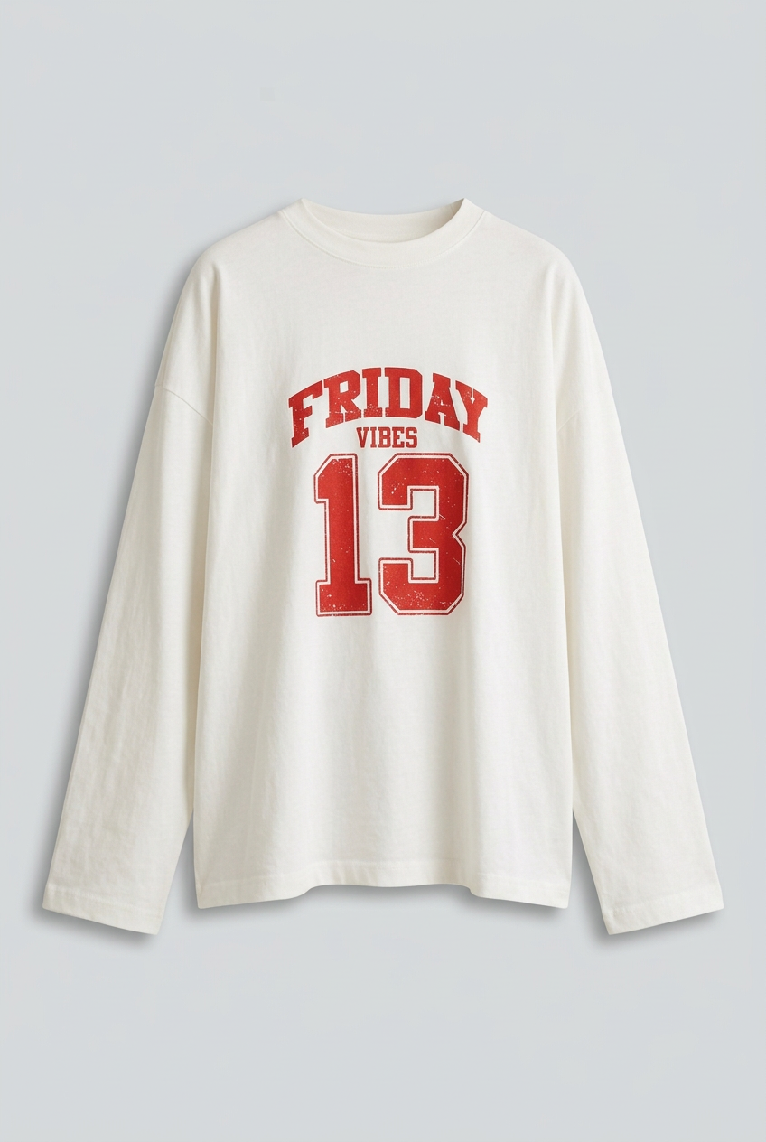 Maglia Friday 13 non indossata, taglio over e maniche larghe su sfondo grigio perla