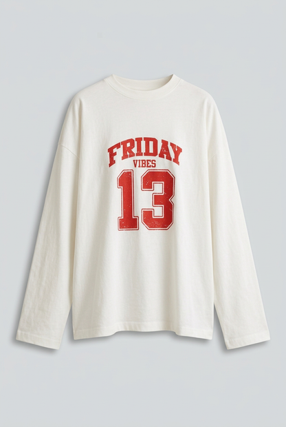 Maglia Friday 13 non indossata, taglio over e maniche larghe su sfondo grigio perla
