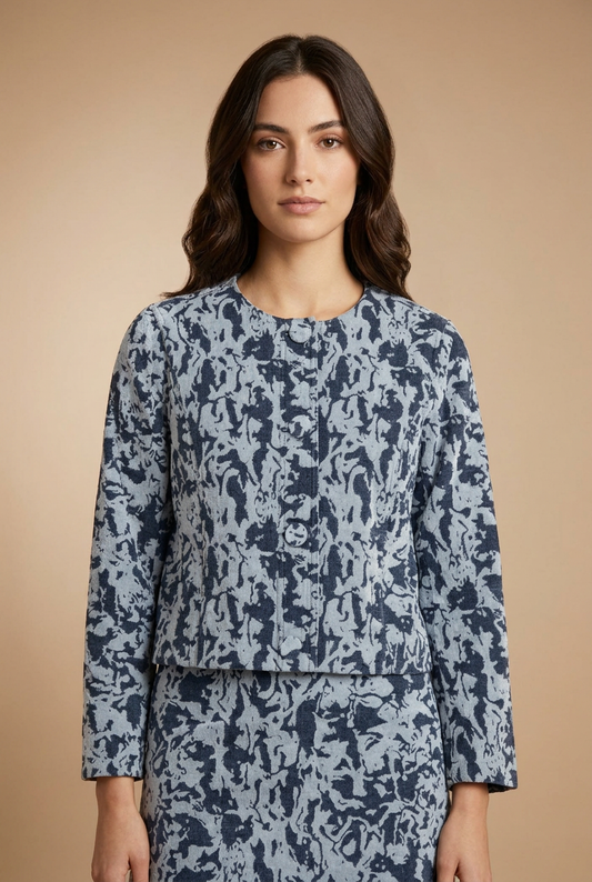 Giacca jacquard con modella mora