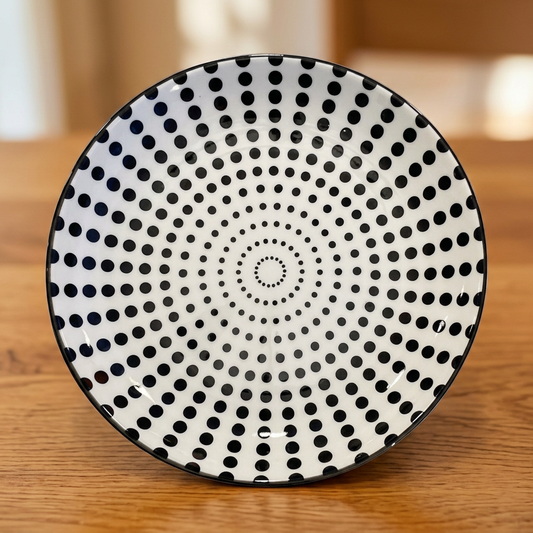 Piatto a pois concentrici su rovere color miele