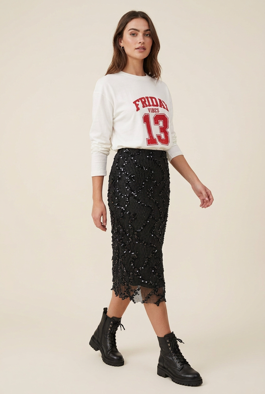 Gonna Flora nera con paillettes indossata dalla modella con anfibi neri