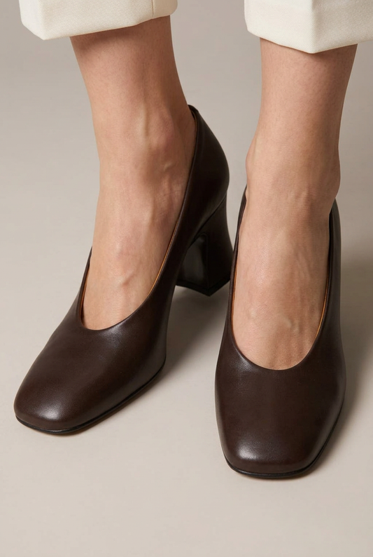 Scarpa Margot marrone indossata senza calzino, primo piano su sfondo da studio