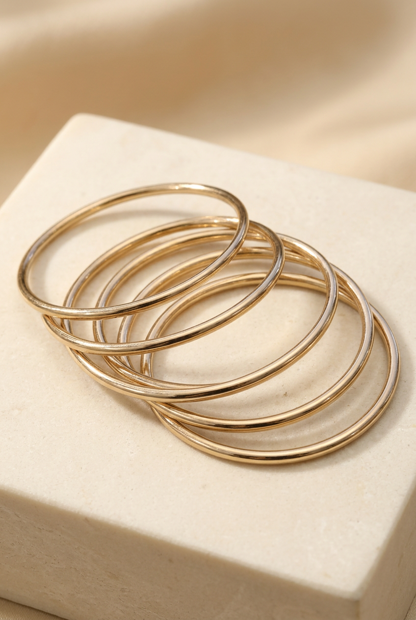 Bracciale Circle appoggiato su fondo avorio