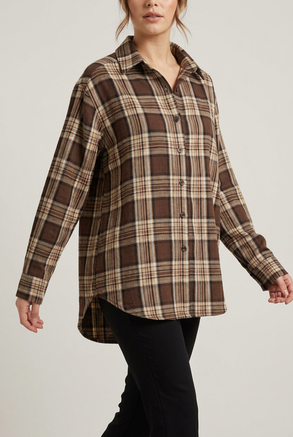 Camicia Borgo Check marrone indossata in posa dinamica