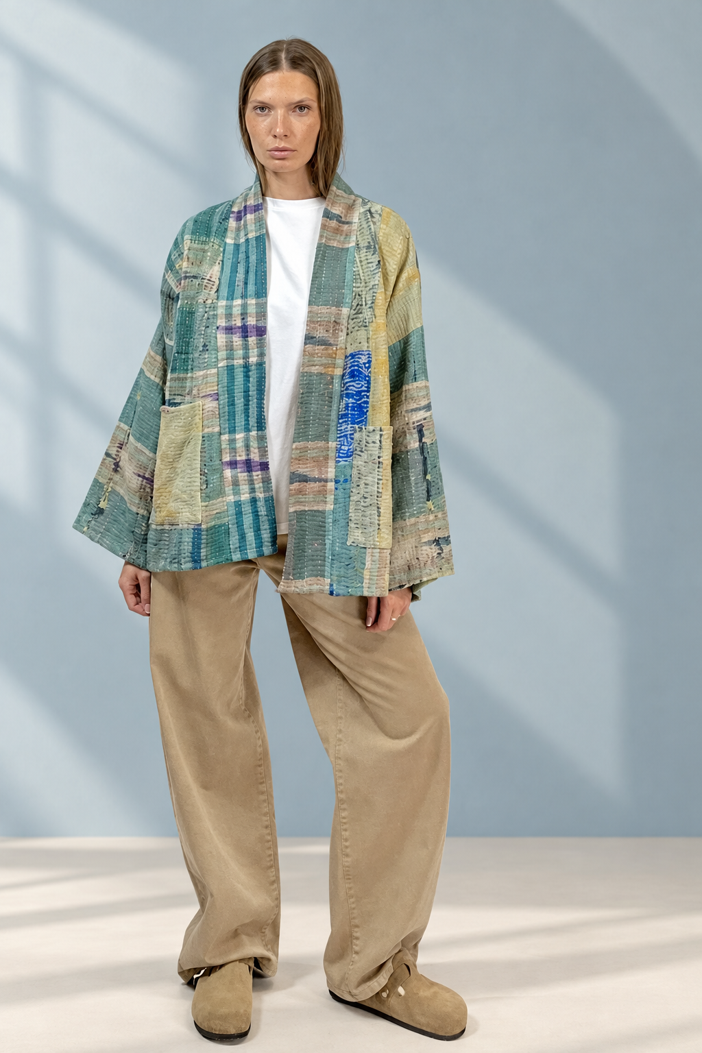Jeans Arena beige, vista frontale su sfondo azzurro polvere