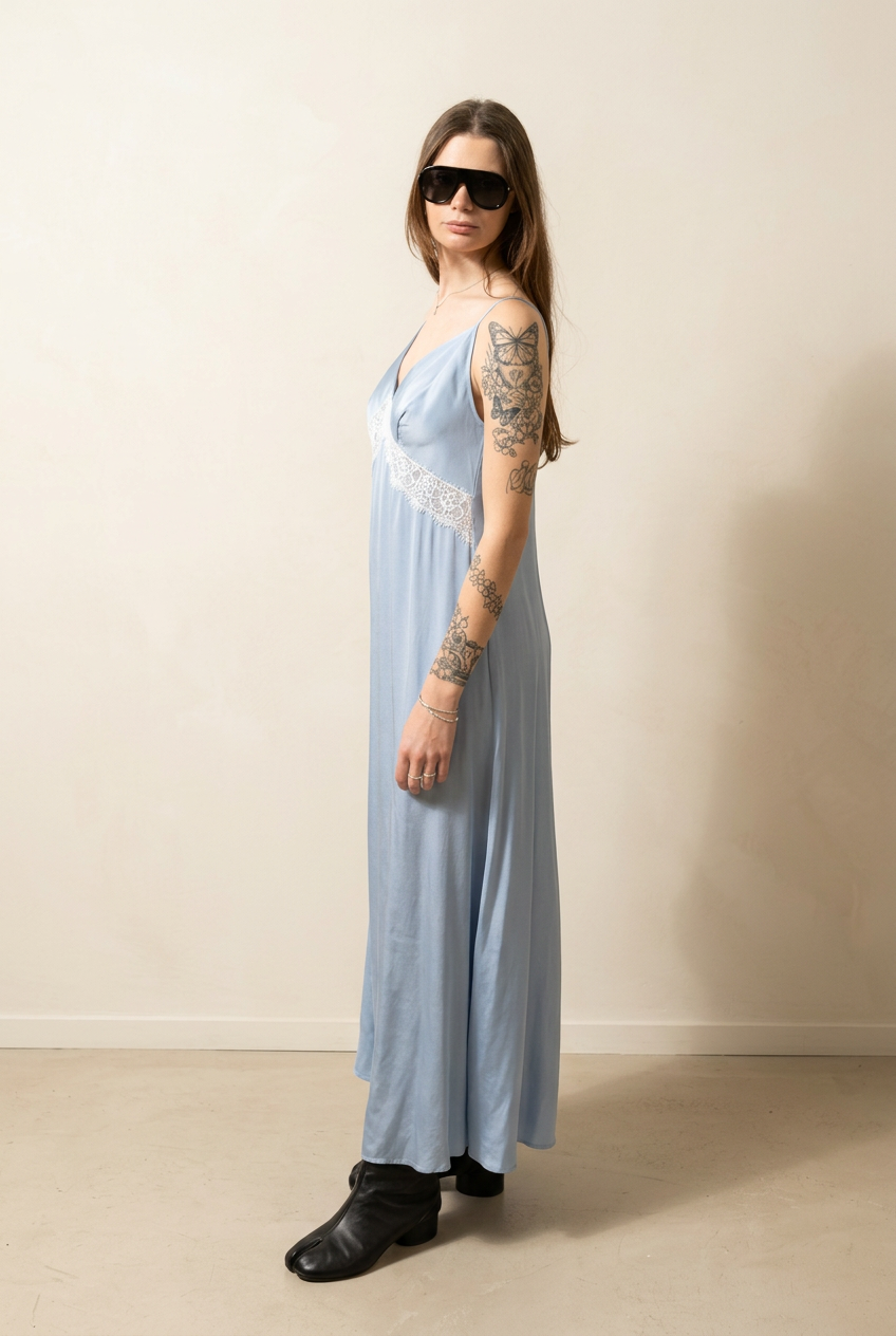 Vestito Dorotea azzurro laterale in studio