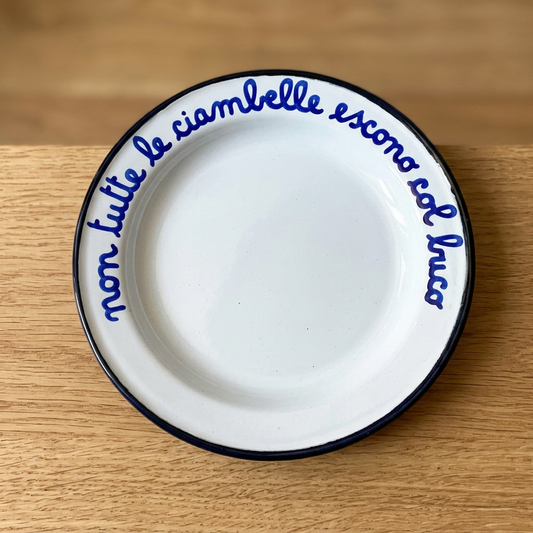 Piattino Non tutte le ciambelle escono col buco su rovere chiaro
