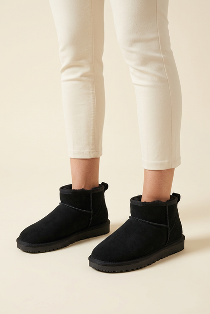 Scarpe 522 nere indossate dalla modella con piedi separati e non incrociati, su sfondo avorio