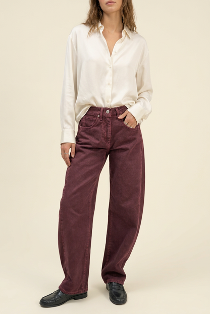 Jeans Barolo indossati con camicia avorio e mocassini neri