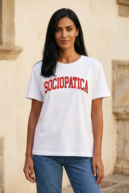 Modella indossa la T-shirt bianca Sociopatica con scritta rossa e taglio dritto e morbido